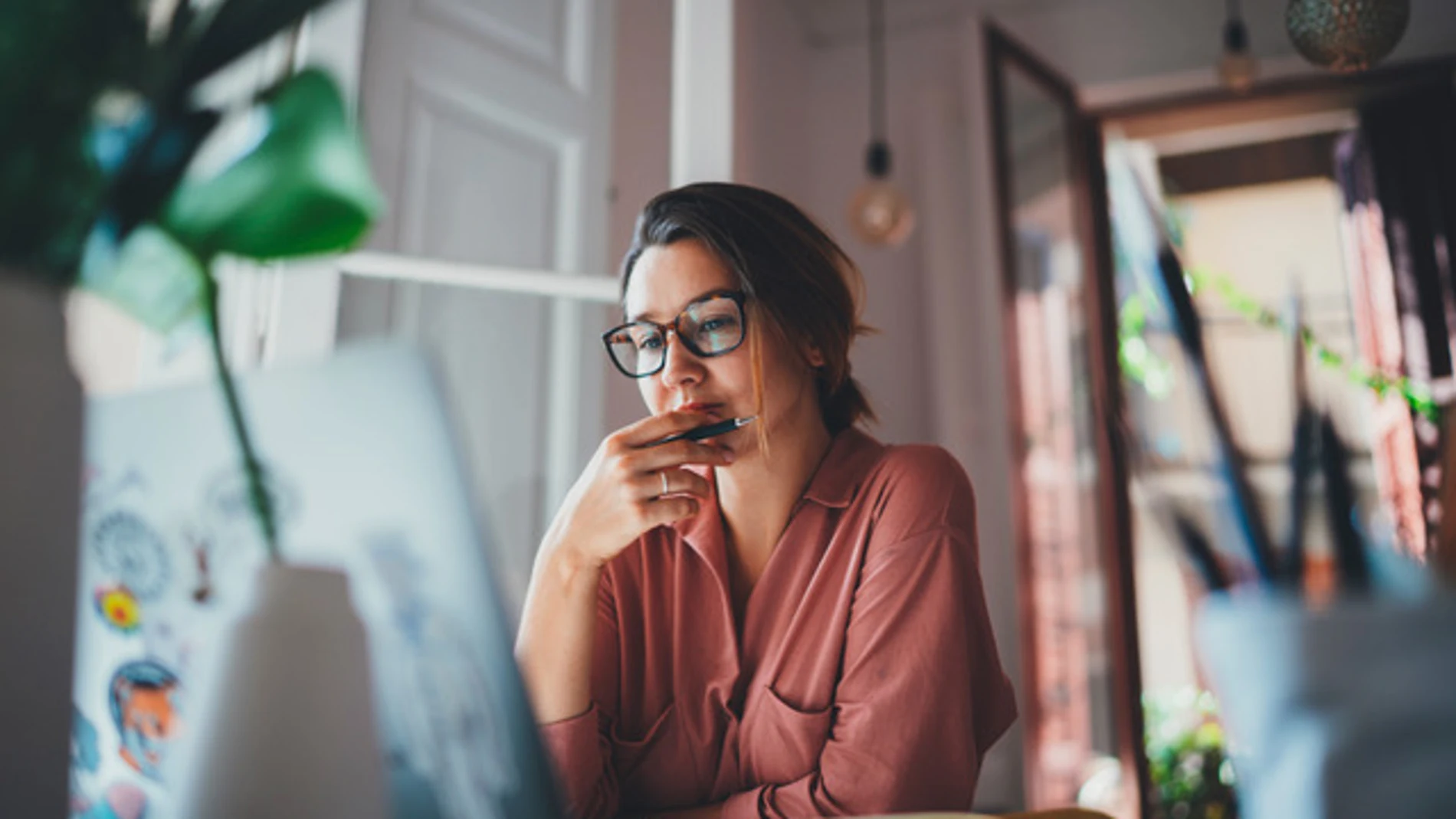 Imagen de archivo de una mujer teletrabajando