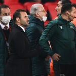 Okan Buruk, entrenador del Estambul Basaksehir, y el cuarto árbitro, Sebastian Coltescu, discuten en medio del jaleo