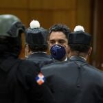 AME3807. SANTO DOMINGO (REPÚBLICA DOMINICANA), 07/12/2020.- Julián Esteban Suriel Suazo (2d), acusado por la fiscalía de ser testaferro de Alexis Medina, hermano del expresidente dominicano Danilo Medina (2012-2020), asiste a una audiencia por el caso de una presunta estructura de corrupción del pasado Gobierno que habría logrado sustraer 81 millones de dólares del erario público, en Santo Domingo (República Dominicana). Hace una semana, la Fiscalía lanzó una operación contra funcionarios del pasado Gobierno y proveedores del Estado, que llevó a la detención de diez personas, entre ellos dos hermanos del expresidente Danilo Medina: Juan Alexis Medina y Carmen Magalys Medina. EFE/ Orlando Barría