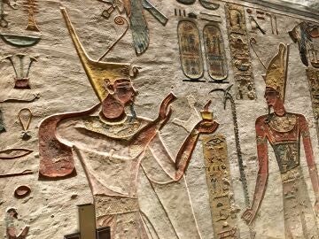 Grabado en la tumba de Rams&eacute;s IV. El fara&oacute;n ofrece incienso al dios Am&oacute;n. Junto con las esencias perfumadas, el incienso era un bien altamente codiciado por la nobleza del antiguo Egipto.