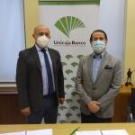Firma del convenio entre el director de Área de Unicaja Banco en Ronda, Francisco Javier Prieto, y el presidente de Apymer, Francisco Javier Vázquez