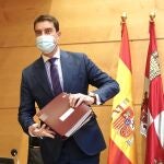 El consejero de la Presidencia, Ángel Ibáñez, antes de comparecer en la Comisión de Hacienda de las Cortes para explicar los presupuestos de su departamento