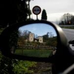 Fachada del Pazo de Meirás, en el municipio coruñés de Sada, reflejada en el retrovisor de un coche