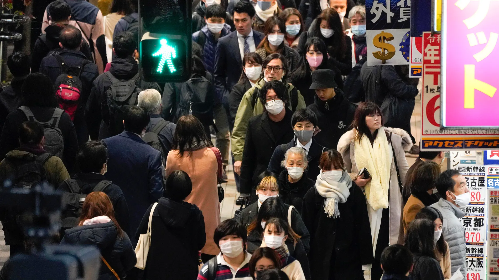 Tokyo (Japan), 10/12/2020.- Pedestrians walk toward Shinjuku railway station in Tokyo, Japan, 10 December 2020. The number of new coronavirus cases in Tokyo have topped 600 in a day for the first time. (Japón, Tokio) EFE/EPA/KIMIMASA MAYAMA