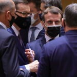 Emmanuel Macron habla Mateusz Morawiecki y Viktor Orban
