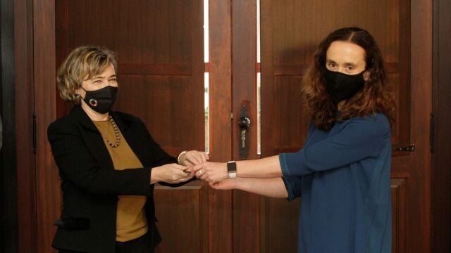 La magistrada Marta Canales Gantes (d) y la abogada del Estado, Consuelo Castro Rey, durante el acto de entrega de las llaves