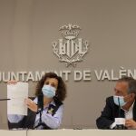 La concejal Maite Ibáñez y el secretario autonómico, Miguel Soler