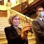 Consuelo Castro, abogada del Estado, muestra en el vestíbulo la llave que abre el portón de la finca de Meirás