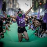 Personas se manifiestan a favor de la legalización del aborto, frente al Congreso de la Nación Argentina, en Buenos Aires