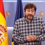 El diputado de Podemos Rafael Mayoral durante la rueda de prensa que ha ofrecido hoy en el Congreso de los Diputados