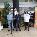 Moralejo Selección hace una entrega de sus productos para la celebración de la Navidad por parte de la Cocina Solidaria