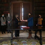 En primer plano, la abogada del Estado Consuelo Castro, la magistrada Marta Canales y la letrada María Elma Monzón Cuesta, durante la entrega de llaves del Pazo de Meirás