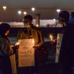 Activistas contrarios a la pena de muerte en la prisión de Terre Haute