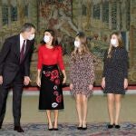 Felipe VI y la Reina Letizia con sus hijas antes de presidir la reunión del patronato de la Fundación Princesa de Girona