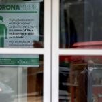 AME4622. RÍO DE JANEIRO (BRASIL), 11/12/2020.- Vista hoy de la entrada a la sede de la Coordinación Regional de Emergencias, adscrita al Hospital Municipal Miguel Couto de Leblon, en Río de Janeiro (Brasil). Algunos estados brasileños, entre los cuales Sao Paulo y Río de Janeiro, los dos más poblados de Brasil, anunciaron este viernes la reimplantación de tímidas medidas de distanciamiento social para frenar la pandemia, ante el fuerte salto de las muertes y los casos por covid-19 en los últimos días. Pese a que el Ministerio de Salud ha negado que Brasil esté enfrentando una segunda ola, los Gobiernos regionales admitieron este viernes que la pandemia recrudeció en las últimas dos semanas. EFE/FABIO MOTTA