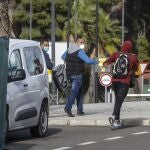 Tres inmigrantes abandonan el aeropuerto de Manises, en Valencia, Comunidad Valenciana. Los inmigrante llegaron ayer en un vuelo procedente de Lanzarote y con destino Valencia que aterrizó a las 12.35 horas. El avión transportaba en total a siete inmigrantes.