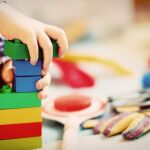Un niño juega con un juguete en una imagen de archivo