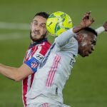 Vinicius pelea por un balón con Koke en el derbi