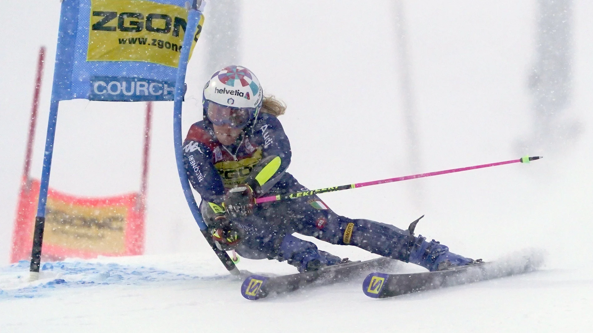 La italiana Marta Bassino acelera en la pista durante el slalom gigante de la Copa del Mundo femenino en Courchevel, Francia, el sábado 12 de diciembre de 2020. (AP Photo/Giovanni Auletta)