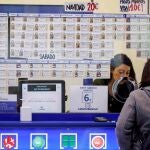 Una persona adquiere lotería