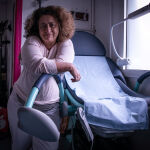 La ginecóloga Ghada Hatem, fundadora de la Maison des Femmes, en su consultorio de la comuna de Saint Denis, a las afueras de París y Georges Salines es el presidente fundador de la asociación 13Onze15 que reúne a los sobrevivientes y parientes de víctimas de los atentados de Paris del 13 de noviembre de 2015