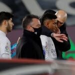 Zidane aconseja a Rodrygo antes de saltar al césped en el derbi