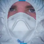 Una enfermera con una equipo de protección observa la unidad de cuidados intensivos del Instituto nacional Koranyi de Neumología donde tratan a los pacientes de coronavirus,en Budapest, Hungría