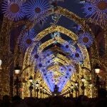 Vista general de la calle Marqués de Larios en Málaga, con su tradicional iluminación.