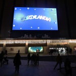 Imagen del cartel de "Cortyandia" que ha sido sustituido por el montaje de todas las navidades