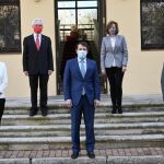 El presidente de la Junta, Alfonso Fernández Mañueco, y la consejera de Familia, Isabel Blanco, junto con los responsables de las entidades del tercer sector que han puesto en marcha la plataforma