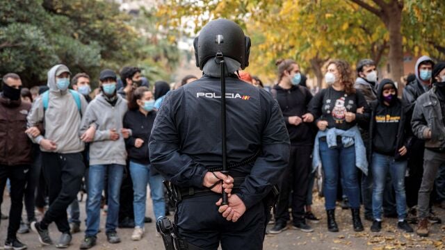 El equipo de Gobierno en Les Corts han pedido reunirse con la delegada del Gobierno, para que les explique una actuación policial que califican de irregular