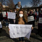 Las trabajadoras y trabajadores de los centros de mayores de Móstoles llevan varios días concentrándose en protesta por su situación.