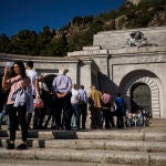 Visitantes en la Basílica del Valle de los Caídos, antes de la exhumación de los restos de Francisco Franco