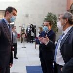 El consejero de la Presidencia, Ángel Ibáñez, conversa con Mario Amilivia y Agustín Sánchez de Vega, presidentes del Consejo de Cuentas y del Consultivo, respectivamente