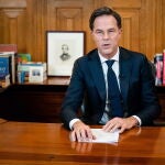 El primer ministro Mark Rutte durante su discurso a la nación anunciando las drásticas medidas