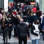 GRAFCAT6012 Barcelona 14/12/2020.- El centro comercial Glories de Barcelona es uno de los distintas galerías comerciales de Catalunya que han podido abrir desde hoy lunes con un aforo máximo del 30% a partir de la modificación de las medidas especiales en materia de salud pública para contener la pandemia de covid-19 en Cataluña.EFE/ Enric Fontcuberta.