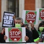 Varios activistas de la Coordinadora de Vivienda de Madrid concentrados en la madrileña Puerta del Sol para solicitar la paralización de los desahucios