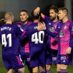 Los jugadores del Valladolid celebran el gol del portugués Jota (c) ante el Cantolagua durante el partido correspondiente a la primera ronda de Copa del Rey que ha enfrentado a ambos equipos en el estadio Merkatondoa de Estella (Navarra). EFE/Villar López