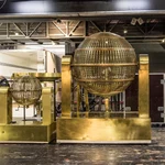 Los bombos del sorteo Extraordinario de Lotería de Navidad hoy martes, a su llegada al Teatro Real de Madrid