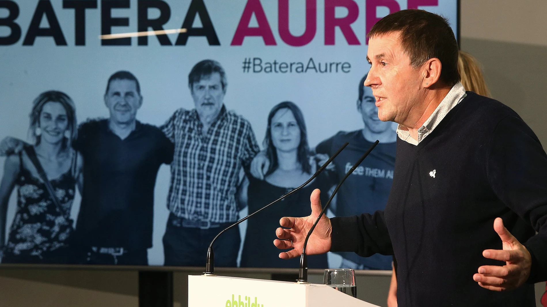 El coordinador de EH Bildu, Arnaldo Otegi, valorando la decisión del Tribunal Supremo de repetir el juicio contra él por el "caso Bataragune"