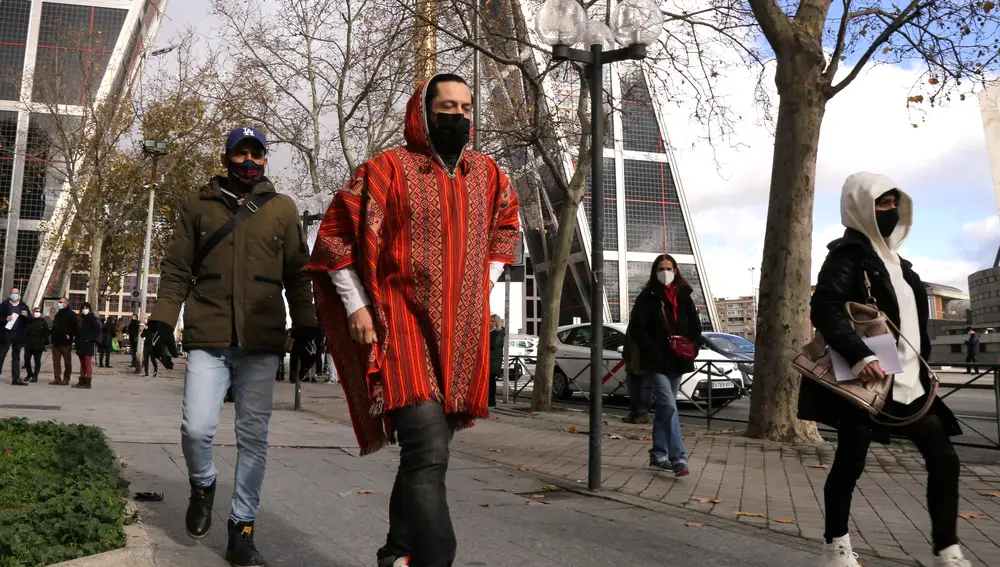 Rafael Amargo, ayer, al acudir los juzgados junto a su pareja para firmar las comparecencias que le impuso la jueza en el auto de libertad provisional