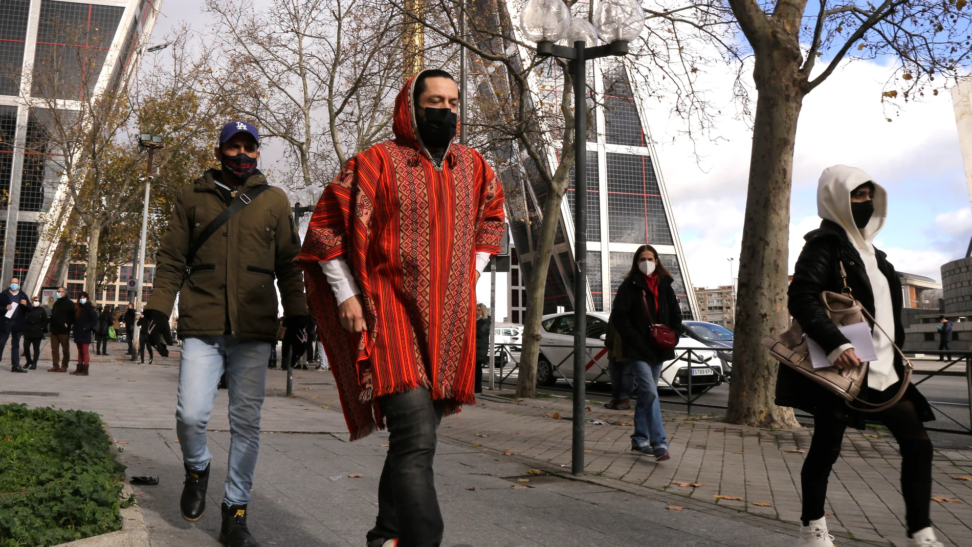 Rafael Amargo, ayer, al acudir los juzgados junto a su pareja para firmar las comparecencias que le impuso la jueza en el auto de libertad provisional