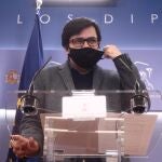 El secretario primero del Congreso y diputado de Unidad Podemos Gerardo Pisarello en rueda de prensa posterior a la Mesa del Congreso de los Diputados