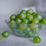 Un conocido estimulador de la SIRT1 es el resveratrol, presente de forma natural en las uvas y el vino