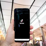 Aplicación TikTok abierta en un teléfono móvil