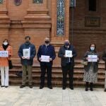 Representantes de la educación concertada y privada entregan un manifiesto en la Delegación del Gobierno
