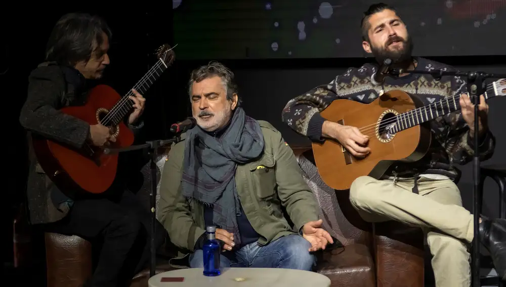 Pepe Begines, de "No me pises que llevo chanclas" (en el centro), autor de la canción dedicada a los hosteleros