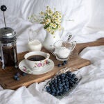 En la imagen, un desayuno en la cama.