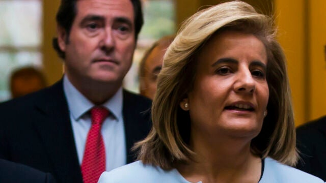 El presidente de la CEOE, Antonio Garamendi, y Fátima Báñez