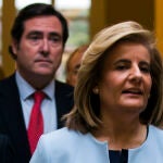 El presidente de la CEOE, Antonio Garamendi, y Fátima Báñez